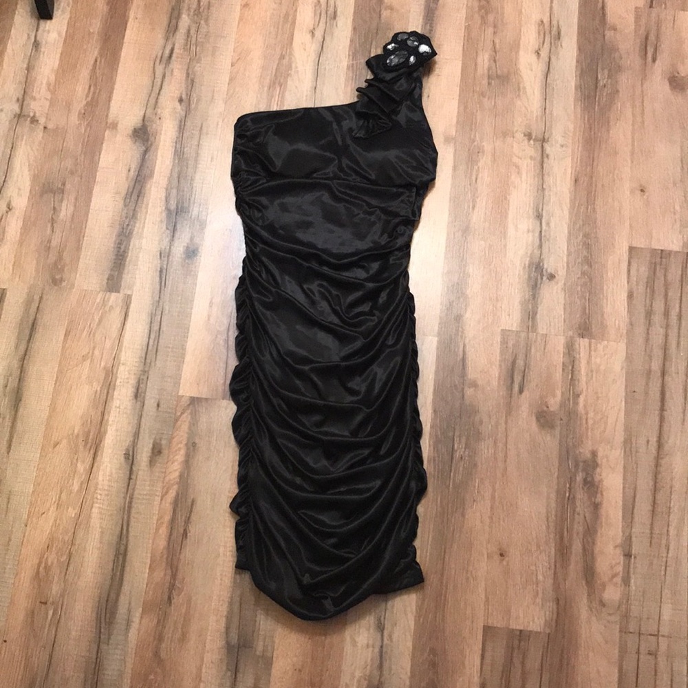 ✨RUBY ROX FORMAL DRESS WITH SHOULDER STONES✨